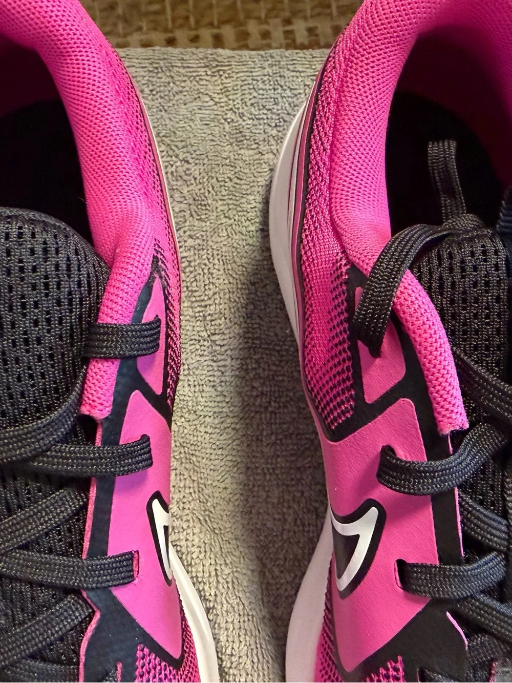Nike Cosmic Runner Hot Pink/Black Sneakers Size 6.5Y NWOT-no box